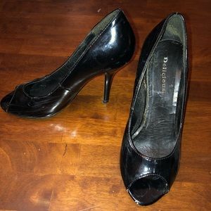Peep toe patent leather pumps